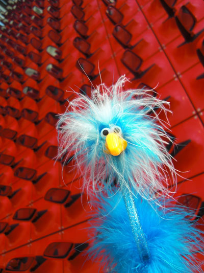 Fanny vor der Spiegelwand