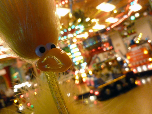 Finn am Kinderkarussell